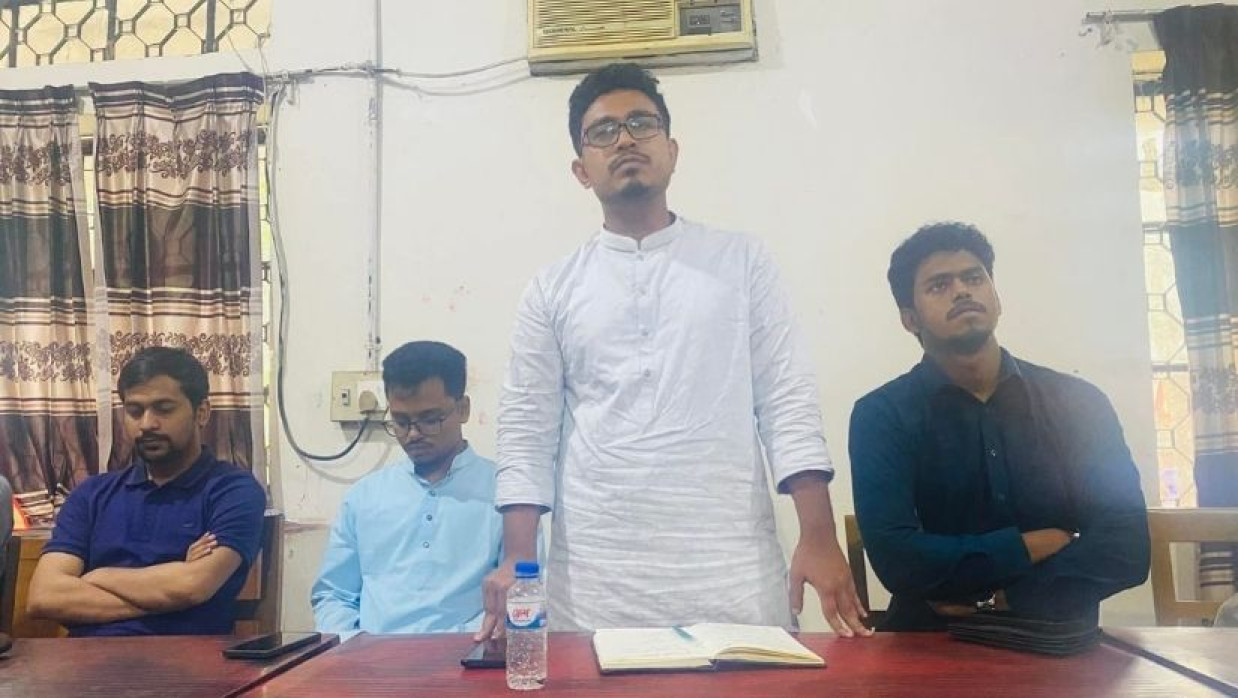 শুভেচ্ছা বিনিময়কালে ভিপি সাদিক কায়েম