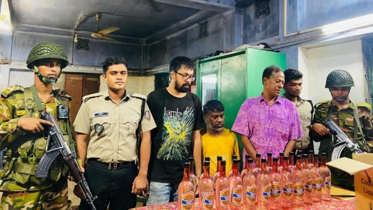 ফার্মেসির আড়ালে রমরমা মদের ব্যবসা