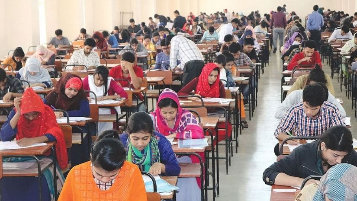 পরীক্ষা দিচ্ছেন চাকরিপ্রার্থীরা 