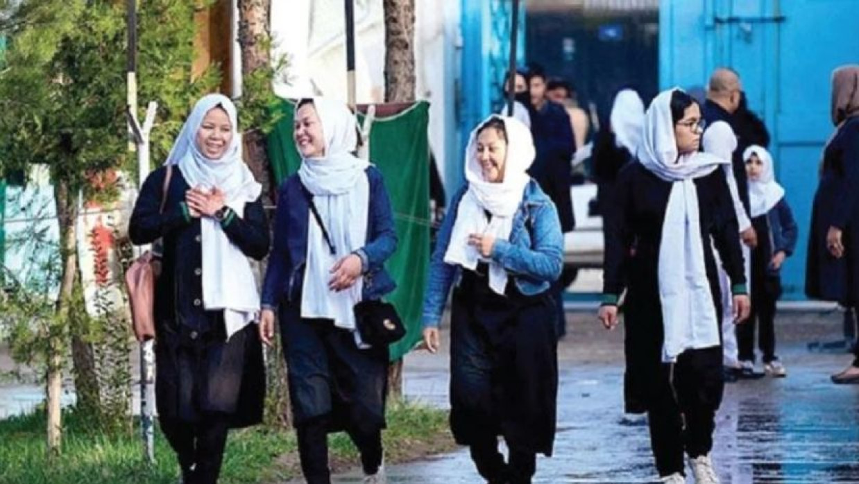 নারী শিক্ষার্থীরা