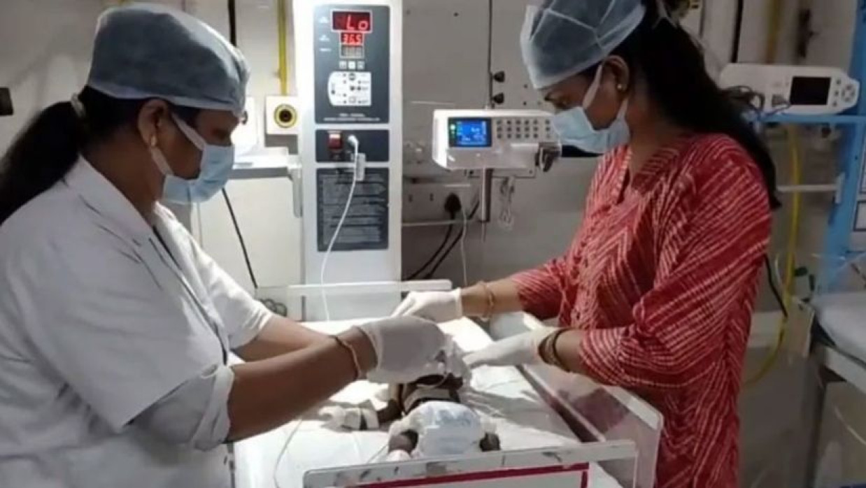 চিকিৎসাধীন উদ্ধারকৃত শিশু