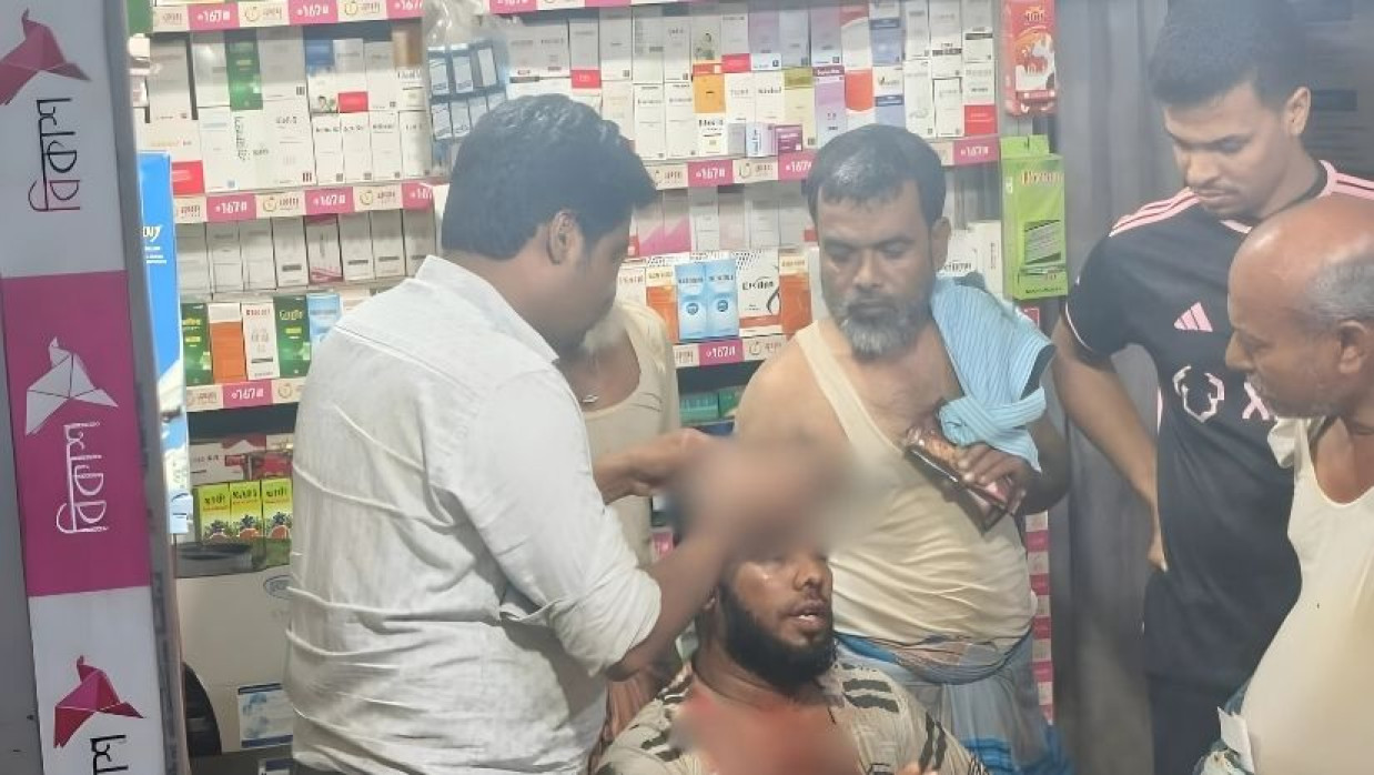  বিকাশ ব্যবসায়ীকে কুপিয়ে জখম