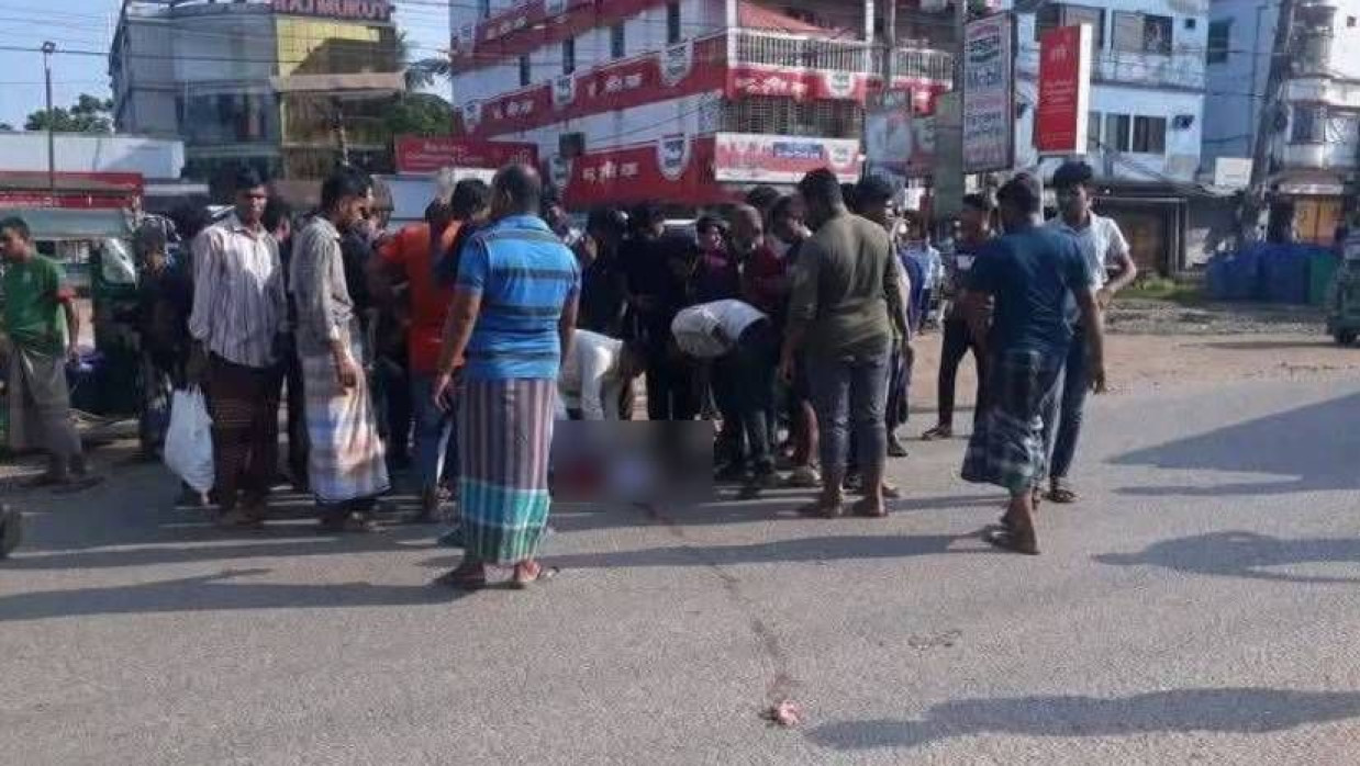 নিহত শিশুর মরদেহ উদ্ধার করা হচ্ছে