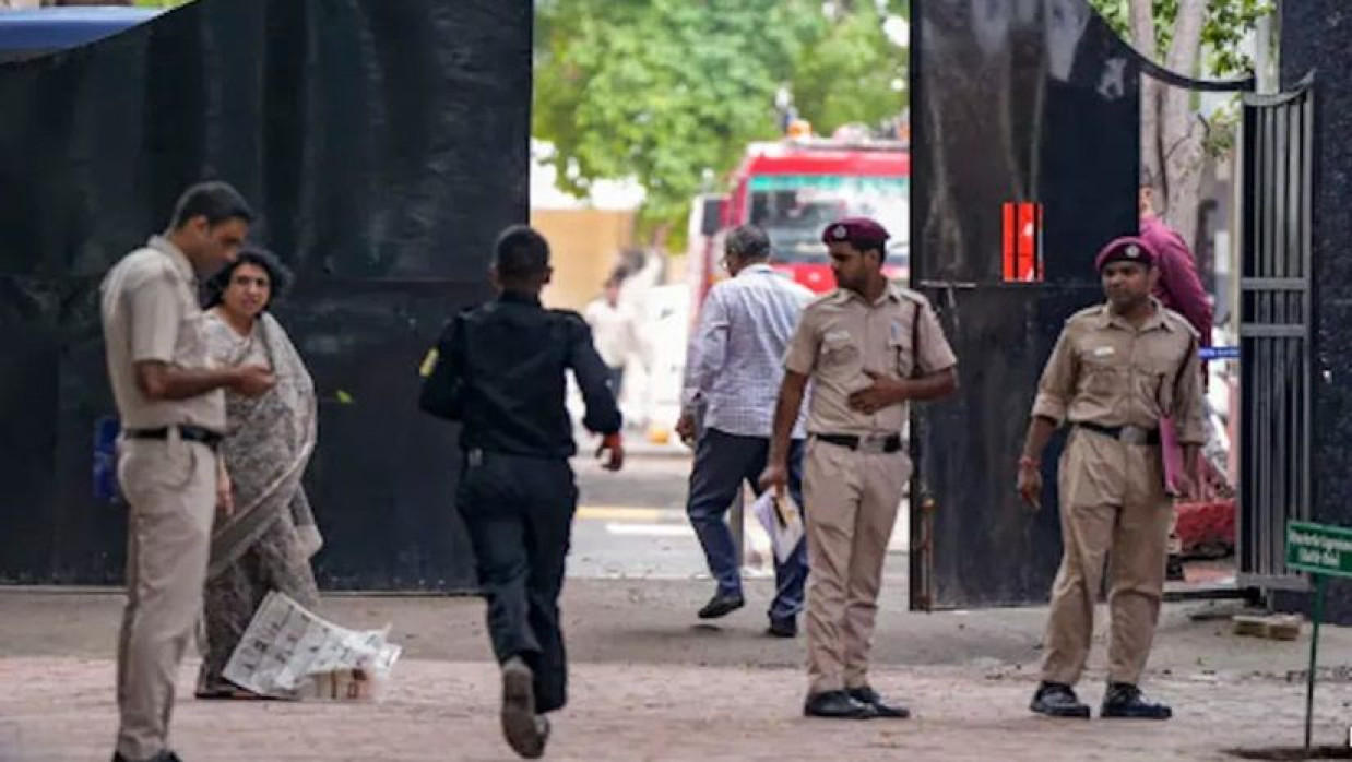 দিল্লির বিভিন্ন শিক্ষাপ্রতিষ্ঠানে নিরাপত্তা বাড়ানো হয়েছে