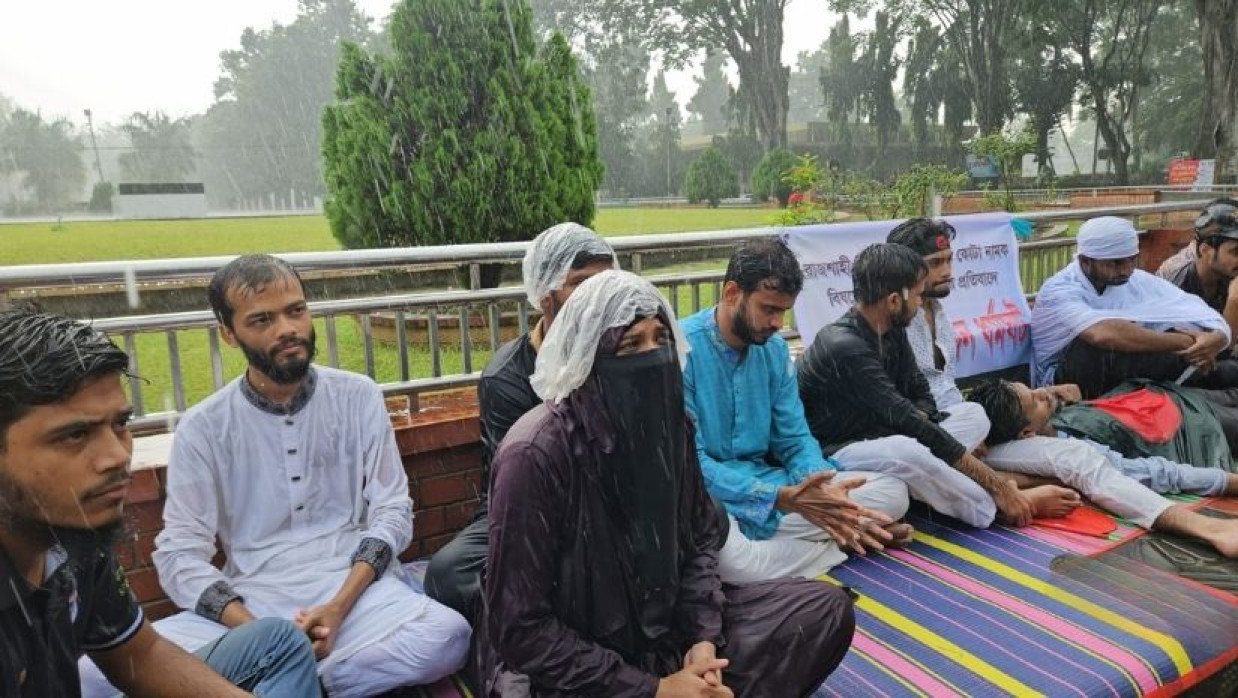 পোষ্য কোটা পুনর্বহালের প্রতিবাদে অনশন