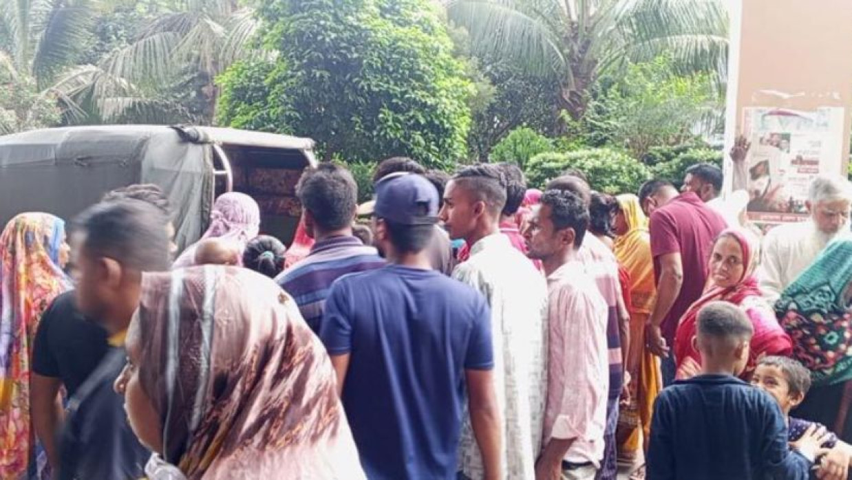 হাসপাতালে উৎসুক জনতা