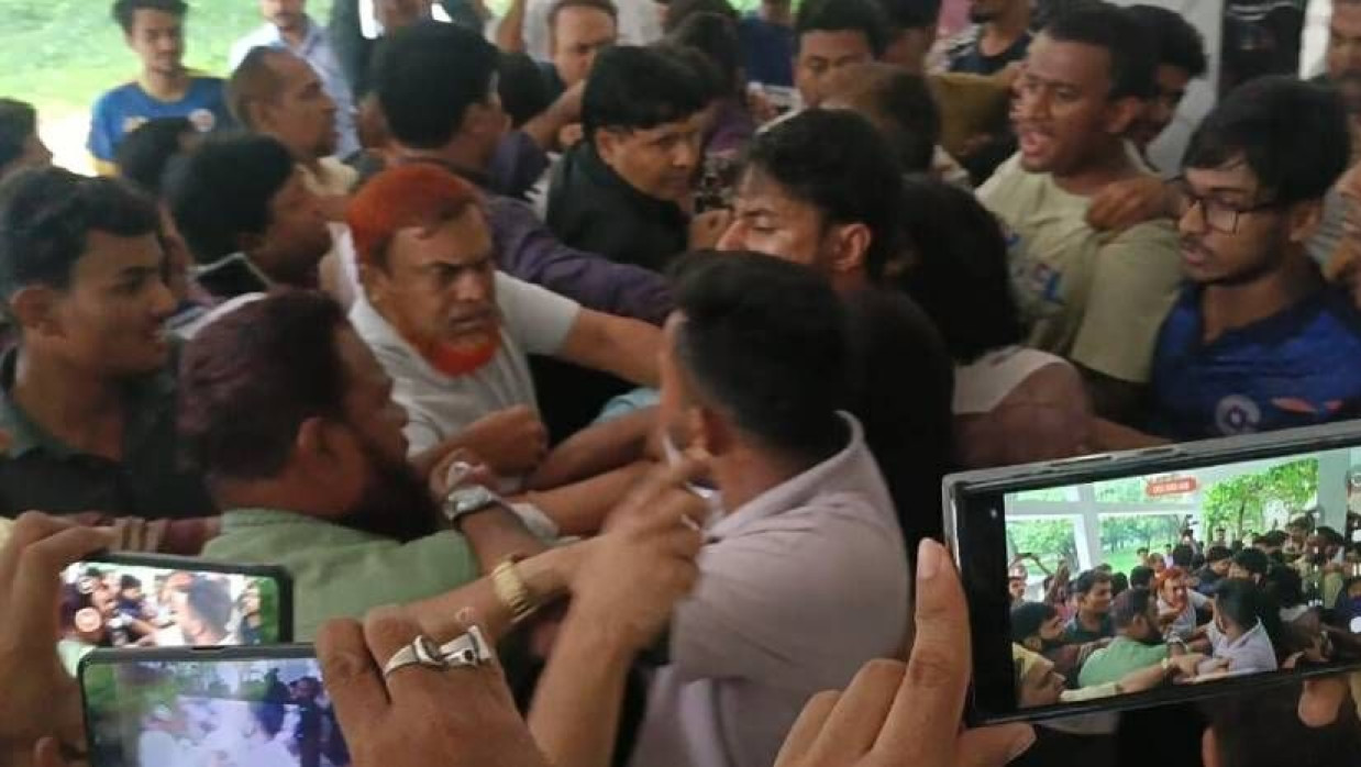 বিশ্ববিদ্যালয়ের জুবেরী ভবনের বারান্দায় শিক্ষক-কর্মকর্তাদের সঙ্গে হতাহাতিতে জড়ান শিক্ষার্থীরা