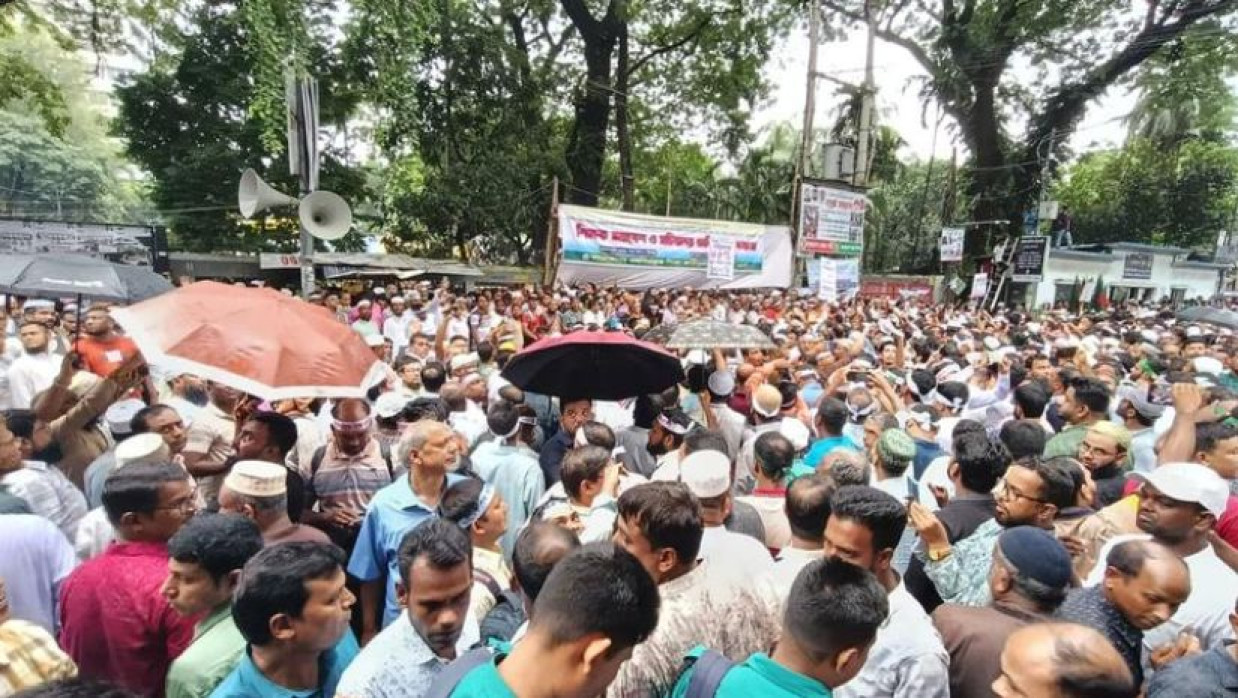 বাড়ি ভাড়া বৃদ্ধির দাবিতে প্রেস ক্লাবের সামনে শিক্ষকদের আন্দোলন