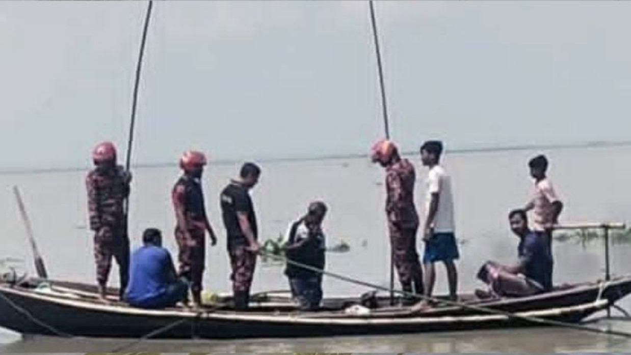 নিখোঁজ মাকে উদ্ধারে নদীতে অভিযান চালানো হচ্ছে