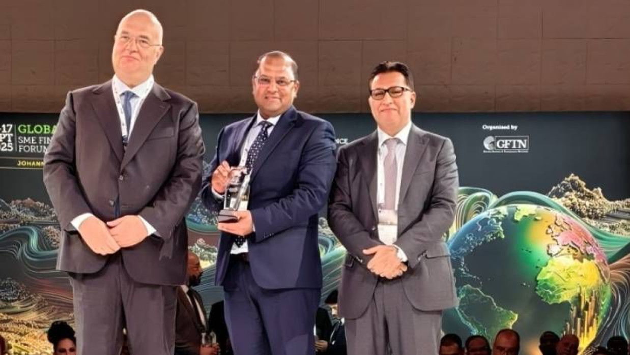 ব্র্যাক ব্যাংকের অ্যাডিশনাল ম্যানেজিং ডিরেক্টর অ্যান্ড হেড অব এসএমই ব্যাংকিং সৈয়দ আব্দুল মোমেন পুরস্কার গ্রহণ করছেন