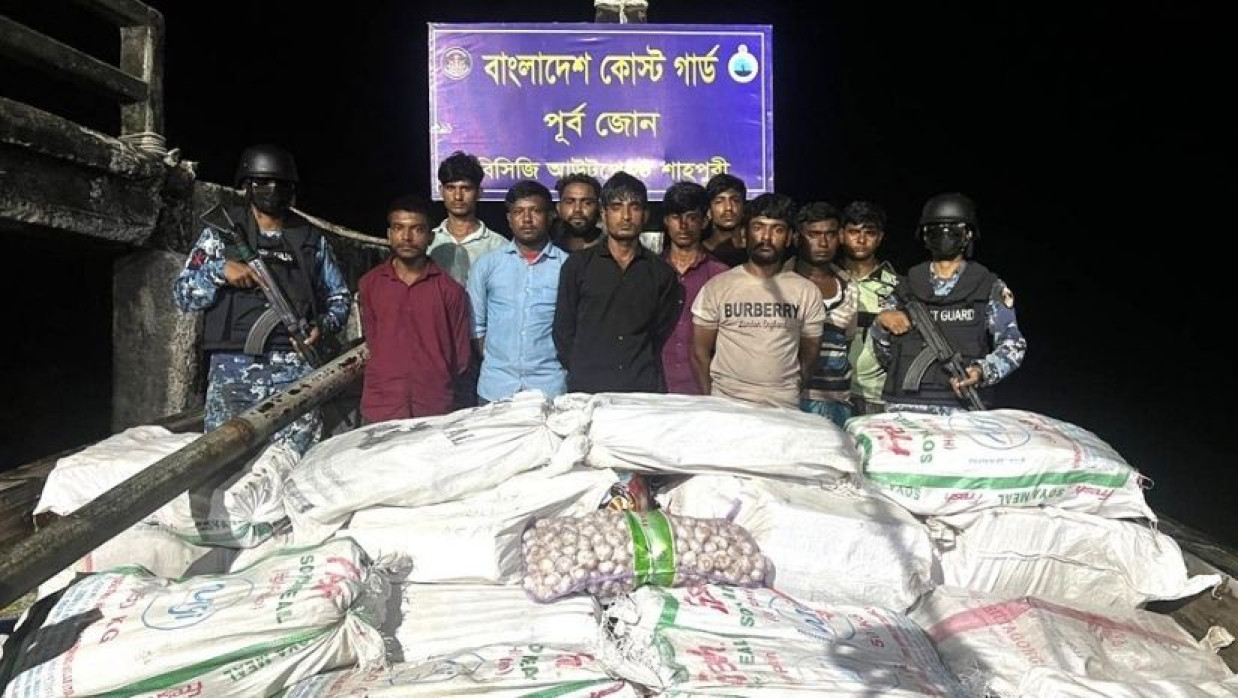 কোস্ট গার্ডের হাতে আটককৃত খাদ্যপণ্য