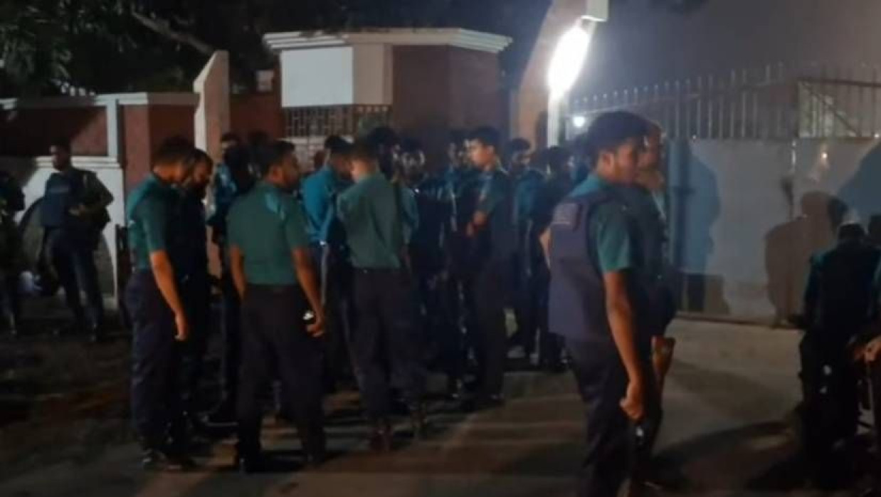 রাবি ক্যাম্পাসে মোতায়ের করা পুলিশ সদস্যরা