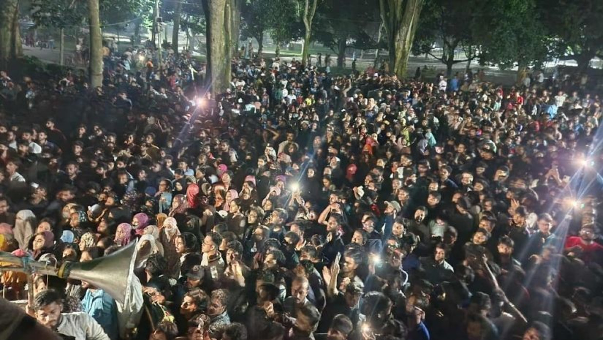 পোষ্য কোটা বাতিলের দাবিতে শিক্ষার্থীদের বিক্ষোভ