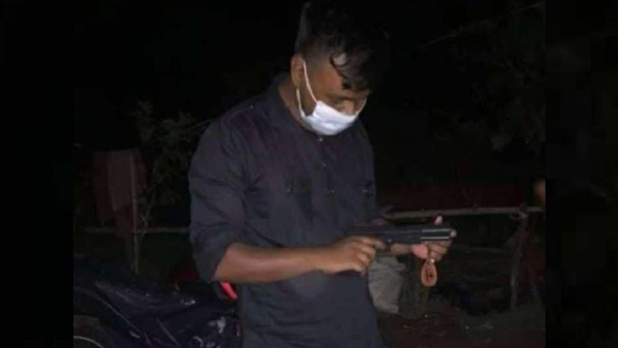 পিস্তল হাতে দুর্ধর্ষ নিষিদ্ধ ছাত্রলীগ ক্যাডার