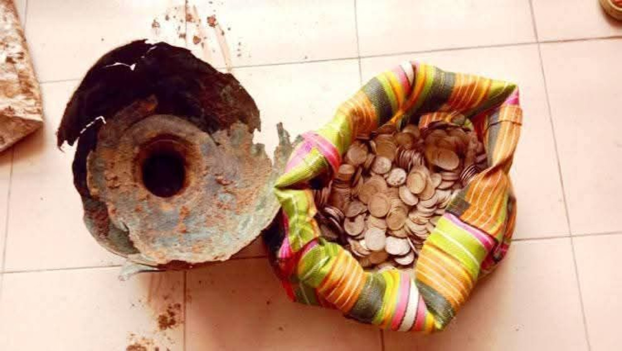 হাঁড়িভর্তি প্রাচীন ধাতব মুদ্রা