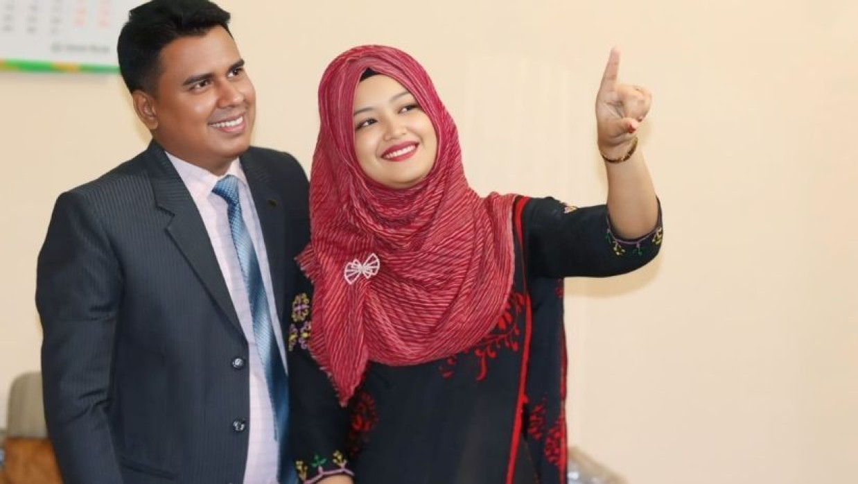 স্ত্রীর প্রশংসা দিবসে লেখক ও তার স্ত্রী