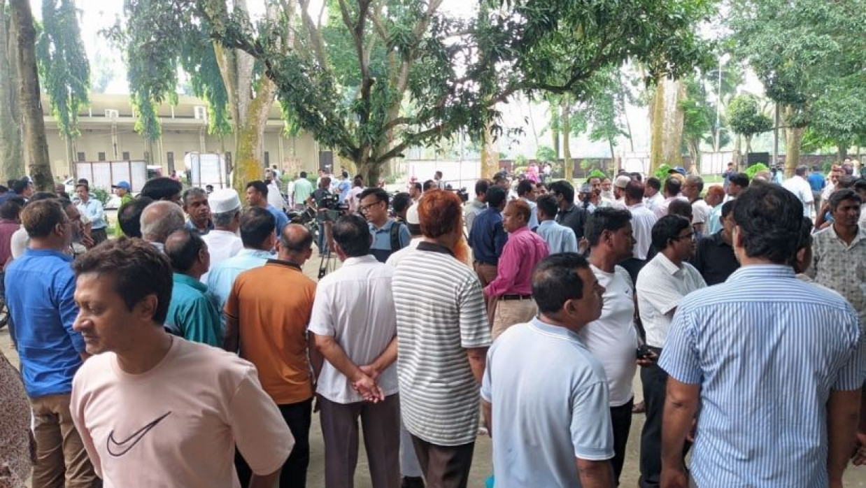 রাবি শিক্ষক-কর্মকর্তাদের পূর্ণদিবস কর্মবিরতি