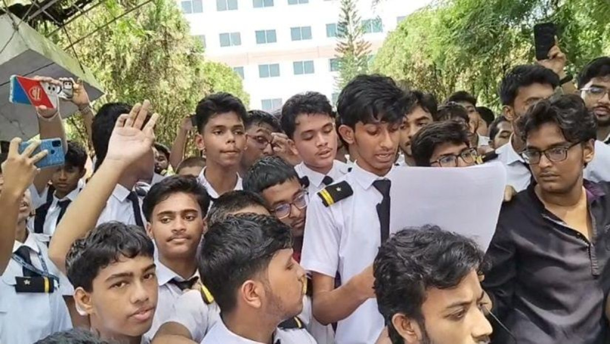 স্কলার্সহোম ক্যাম্পাসে শিক্ষার্থীদের বিক্ষোভ