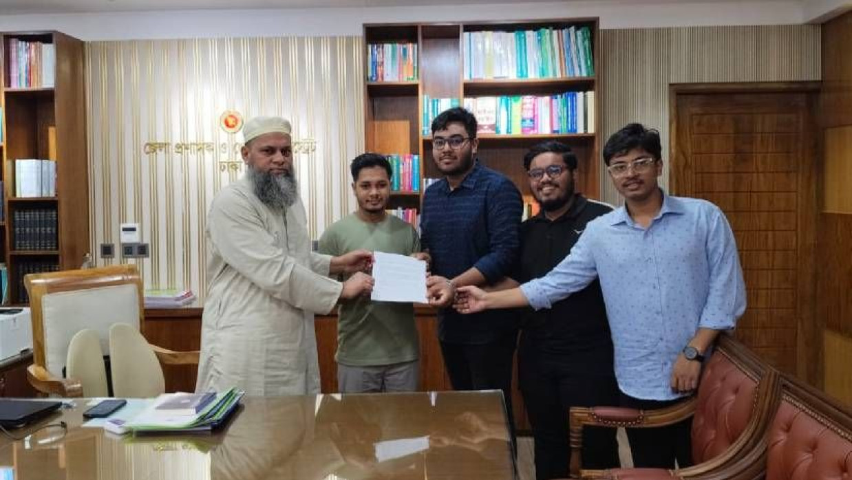 স্মারকলিপি দিচ্ছেন শিক্ষার্থীরা