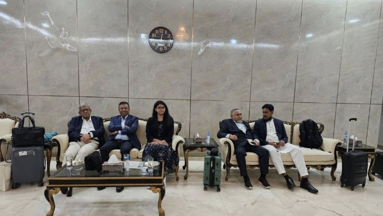 শাহজালাল বিমানবন্দরের ভিভিআইপি লাউঞ্জে দুবাইগামী ফ্লাইটের অপেক্ষায় প্রধান উপদেষ্টার সফরসঙ্গীদের