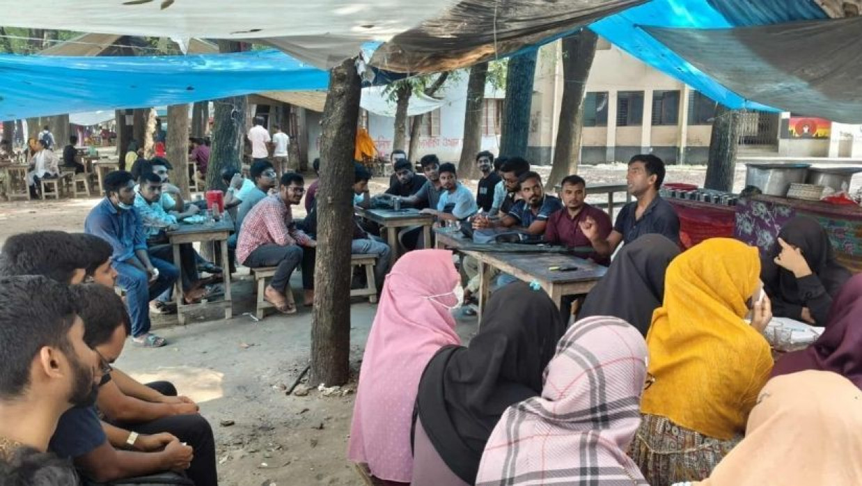 গাছ তলায় ক্লাস নিচ্ছেন রাবি অধ্যাপক