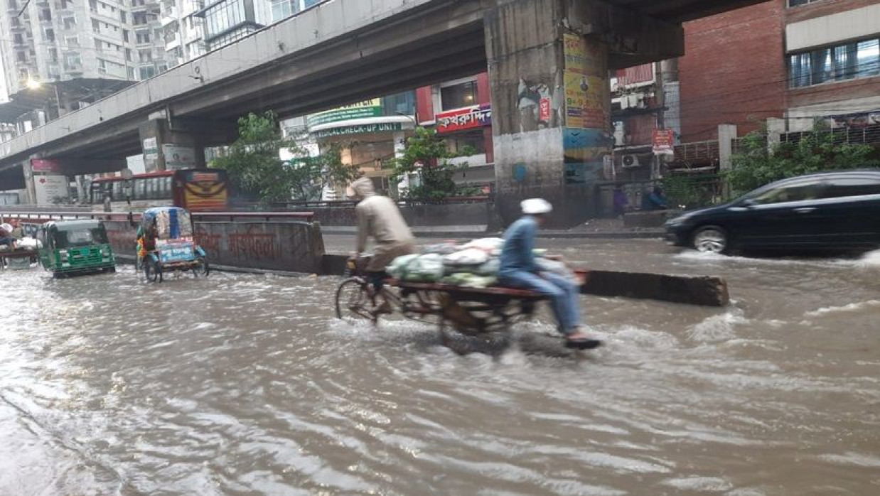 টানা বৃষ্টিতে রাজধানীর বিভিন্ন সড়কে পানি জমে যায়