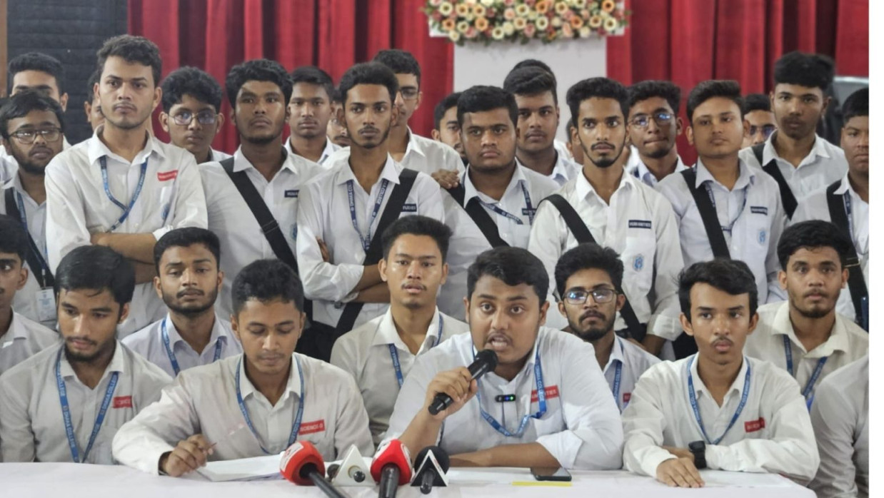 সংবাদ সম্মেলনে ঢাকা কলেজের শিক্ষার্থীরা