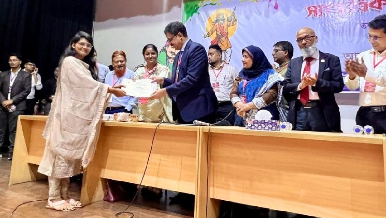 প্রতিযোগীর হাতে সনদ তুলে দিচ্ছেন স্বাস্থ্য শিক্ষা অধিদপ্তরের মহাপরিচালক