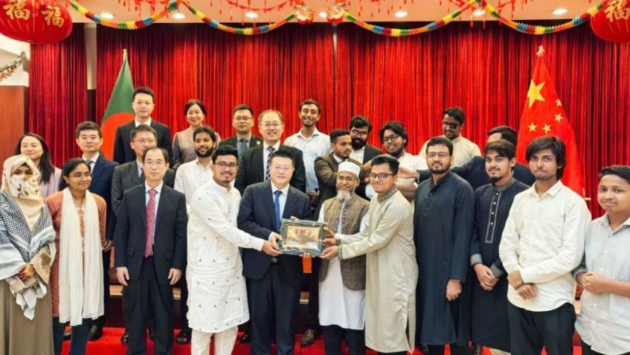 চীনা দূতাবাসে ঢাকা বিশ্ববিদ্যালয় কেন্দ্রীয় ছাত্র সংসদের নেতাদের সঙ্গে অনুষ্ঠিত এক মতবিনিময় সভা