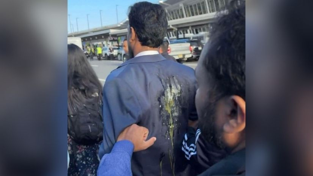 আখতার হোসেনকে লক্ষ করে ডিম নিক্ষেপ