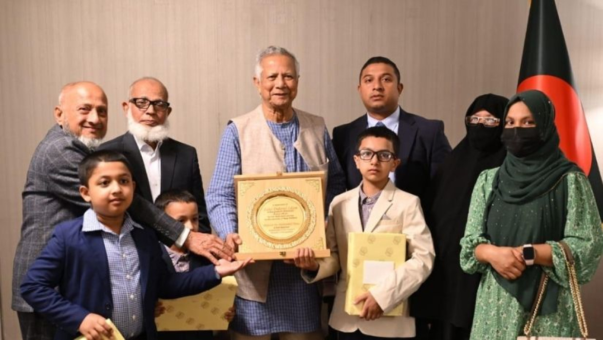 ড. মুহাম্মদ ইউনূস সঙ্গে দিদারুল ইসলামের পরিবারের সাক্ষাৎ