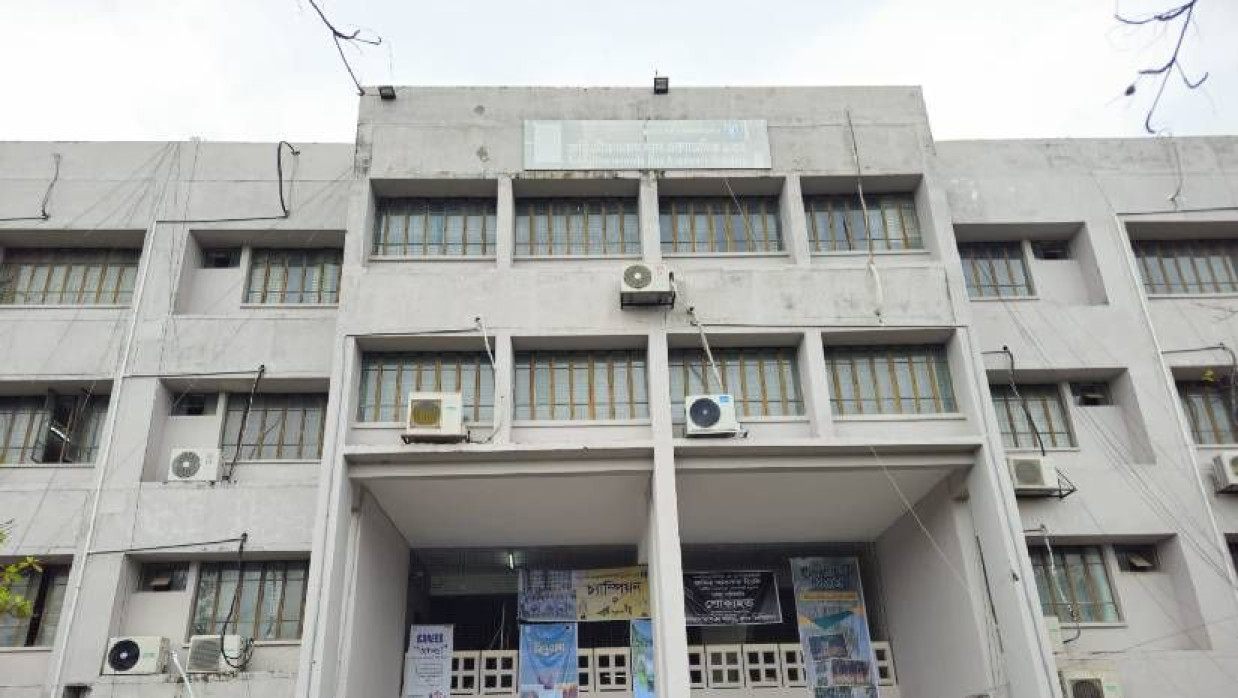 খুলনা বিশ্ববিদ্যালয়ে সংস্কারকৃত ভবনের দেয়ালে ফাটল