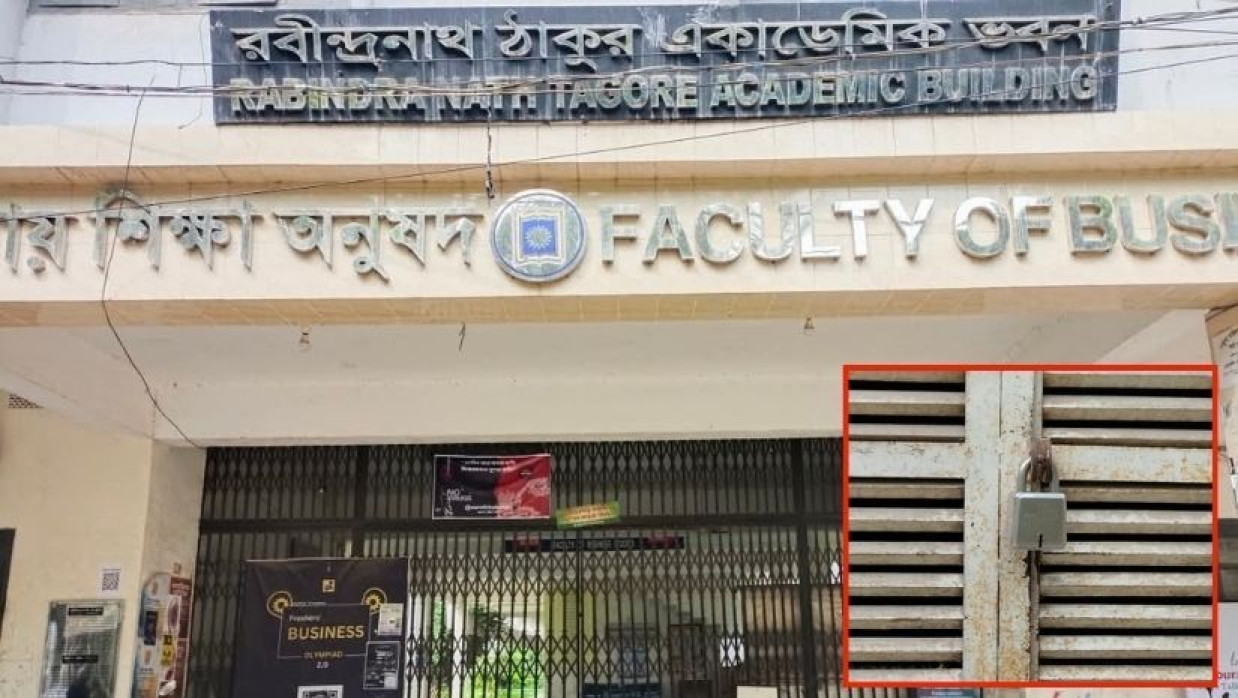 রাবির বিভিন্ন ভবনে সকাল থেকেই তালা ঝুলছে