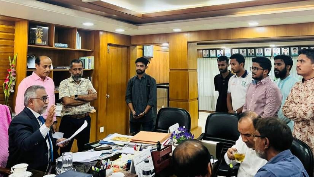 ইকসু নির্বাচনসহ ৭ দাবিতে উপাচার্যকে স্মারকলিপি দেন শিক্ষার্থীরা