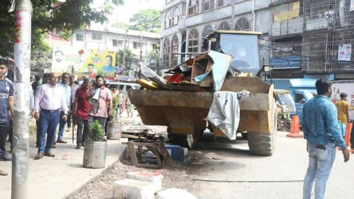 বুলডোজার দিয়ে গুঁড়িয়ে দেওয়া হয়েছে দোকান