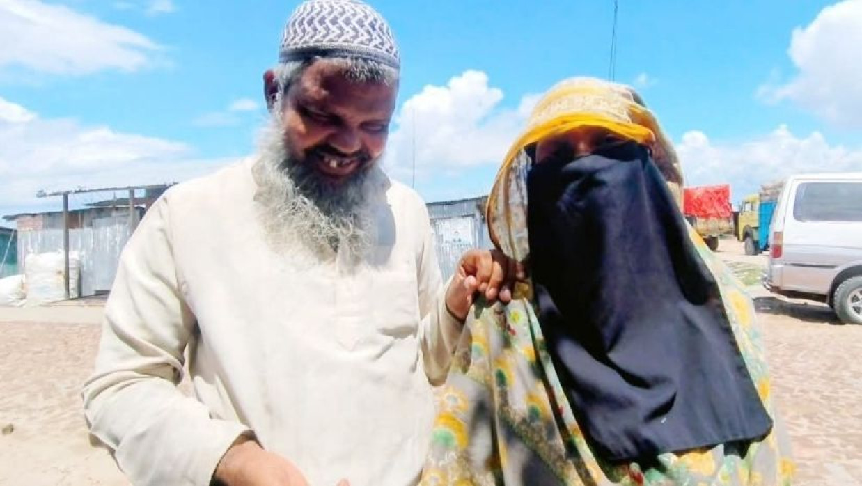 দৃষ্টিপ্রতিবন্ধী স্বামীর প্রতি অনন্য ভালবাসা স্ত্রীর