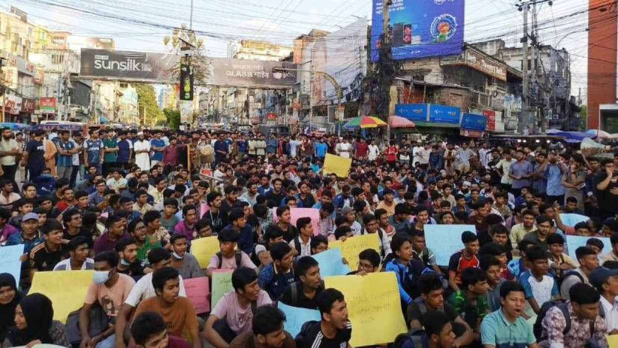 নগরীর জিরো পয়েন্টে শিক্ষার্থীদের সড়ক অবরোধ
