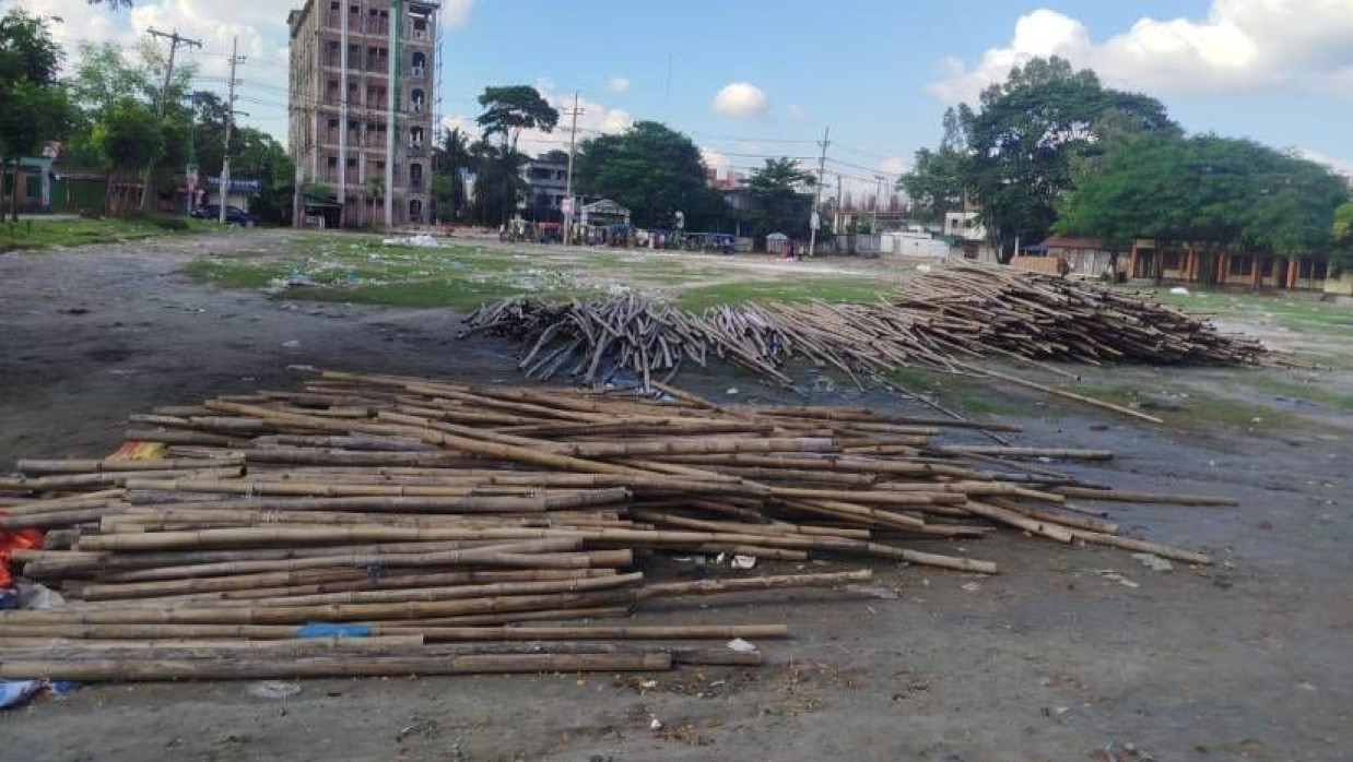 বিদ্যালয়ের মাঠে পড়ে থাকা বাঁশের স্তূপ