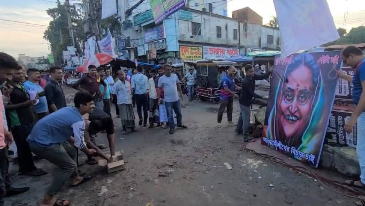 শেখ হাসিনার ছবিতে ডিম নিক্ষেপ করা হচ্ছে
