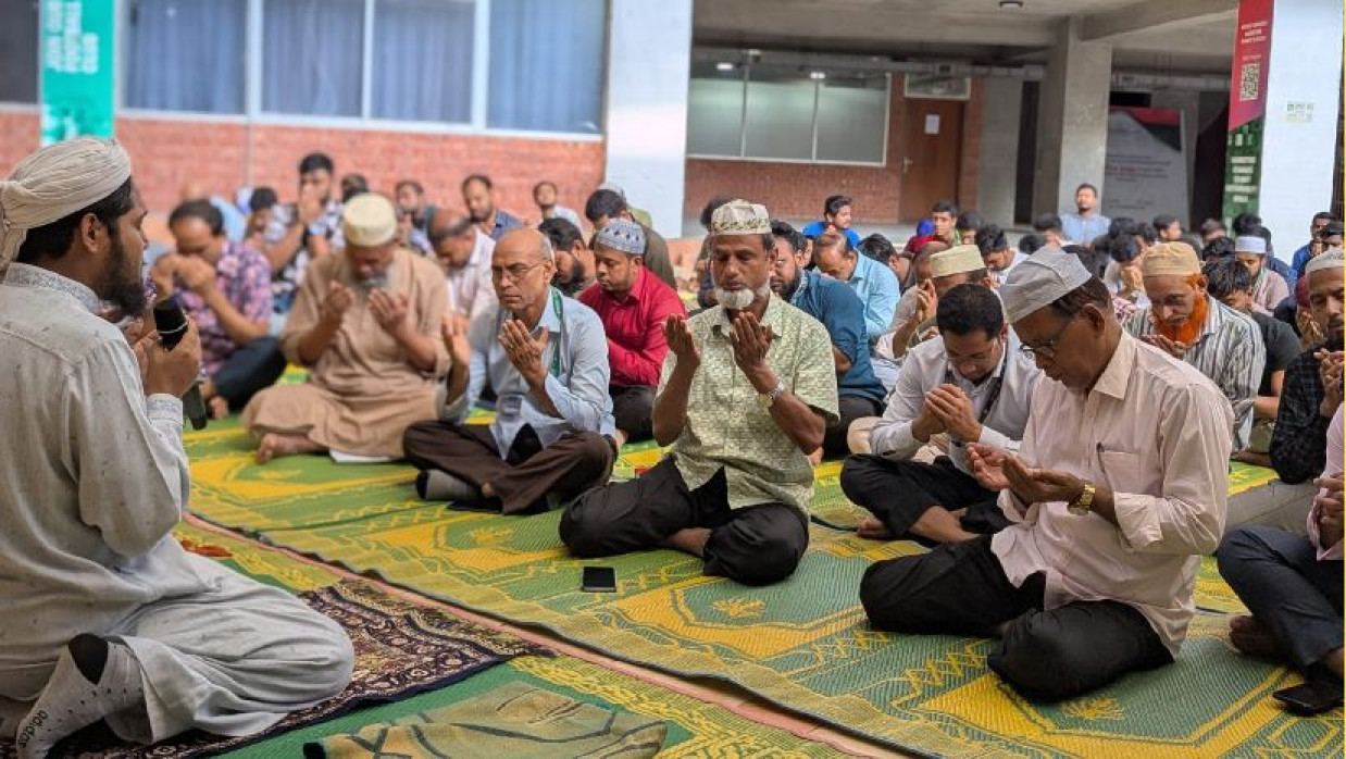 এনইউবি চেয়ারম্যানের শ্বাশুড়ির মৃত্যুতে দোয়া ও মোনাজাত