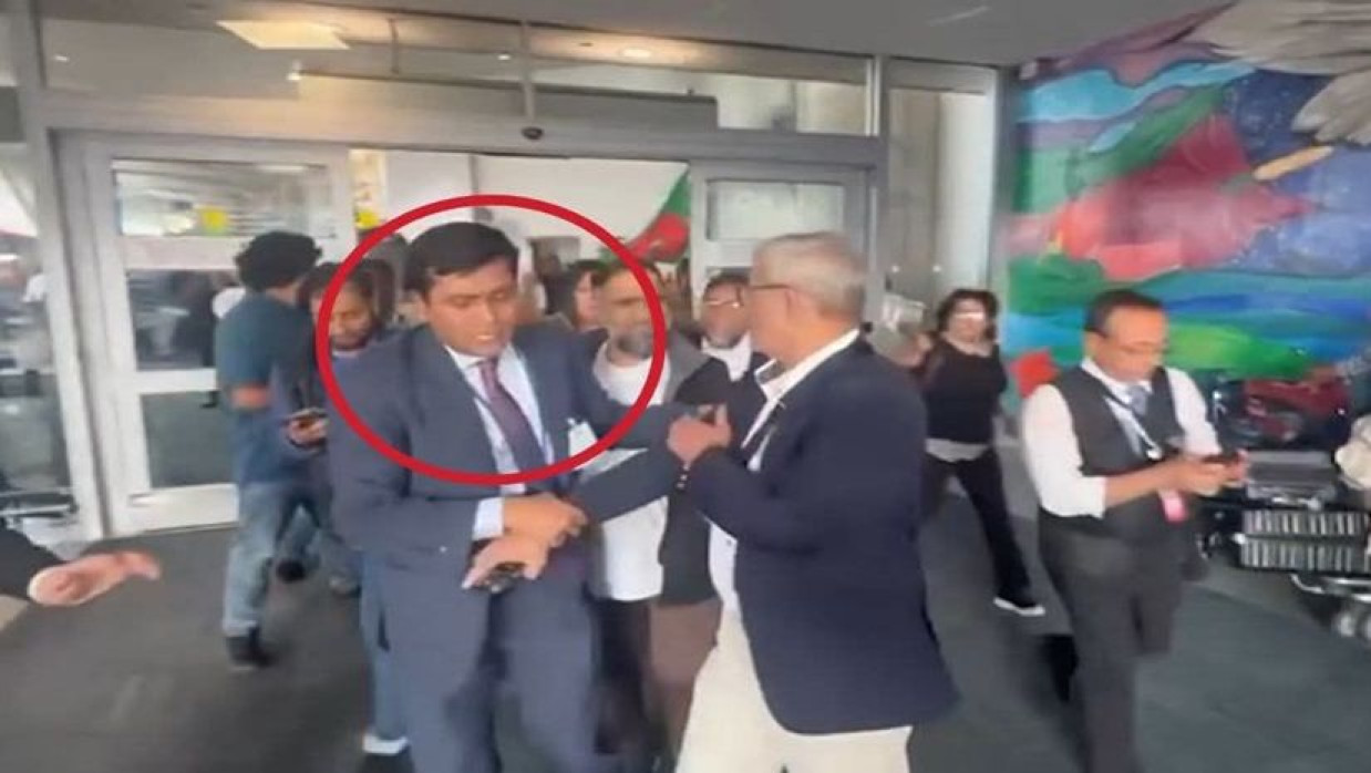 বিএনপি মহাসচিব মির্জা ফখরুল ইসলাম আলমগীরকে টেনে নিয়ে যাচ্ছেন নেপাল দূতাবাসের কর্মকর্তা মো. শোয়েব আব্দুল্লাহ