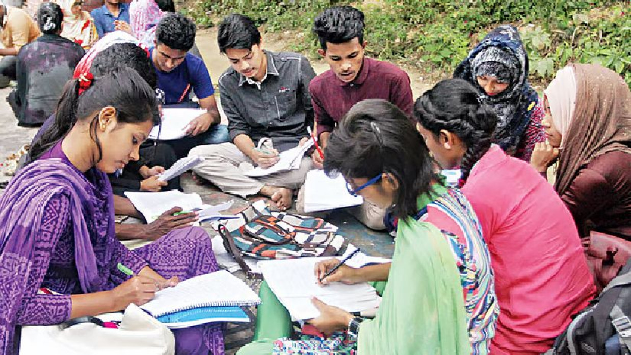পরীক্ষার প্রস্তুতি নিচ্ছেন চাকরিপ্রার্থীরা