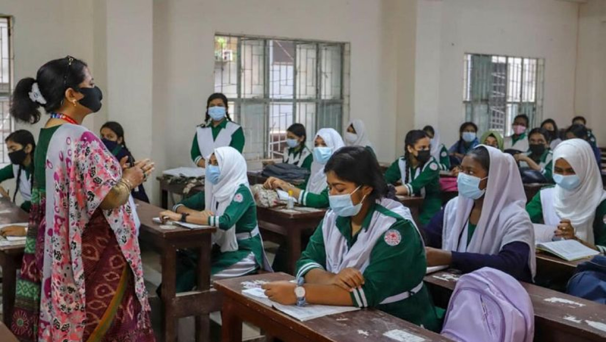 শ্রেণিকক্ষে শিক্ষক