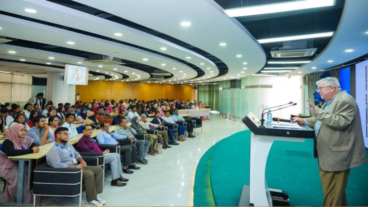 সেমিনারে মূল প্রবন্ধ উপস্থাপন করেন বিশ্বখ্যাত জেনেটিসিস্ট অক্সফোর্ড বিশ্ববিদ্যালয়ের এমেরিটাস অধ্যাপক এবং ড্যাফোডিল ইন্টারন্যাশনাল ইউনিভার্সিটির আন্তর্জাতিক উপদেষ্টা স্যার ওয়াল্টার বোডমার