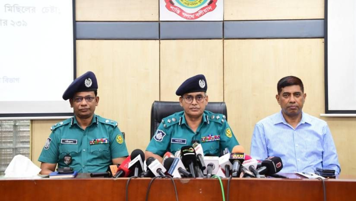 সংবাদ সম্মেলনে ডিএমপির কমিশনার