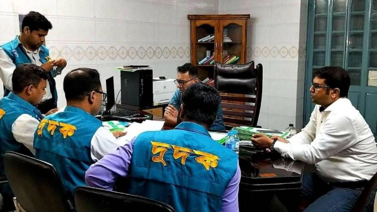 জেলা পরিষদ কার্যালয়ে দুদক কর্মকর্তারা