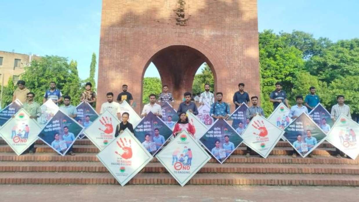 বিশ্ববিদ্যালয়ের কেন্দ্রীয় শহীদ মিনার প্রাঙ্গণে শিক্ষার্থীদের অবস্থান