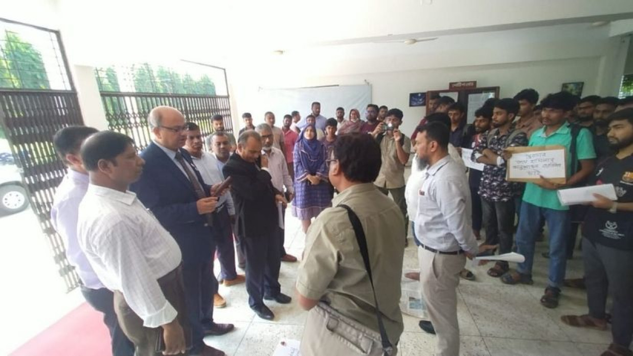 জাবিপ্রবি-তে ফ্যাসিবাদী অনুশাসন বাতিলের দাবিতে অবস্থান কর্মসূচি পালন