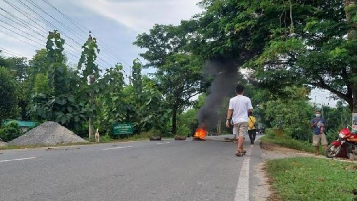 স্কুলছাত্রী ধর্ষণের প্রতিবাদে খাগড়াছড়িতে অর্ধদিবস সড়ক অবরোধ