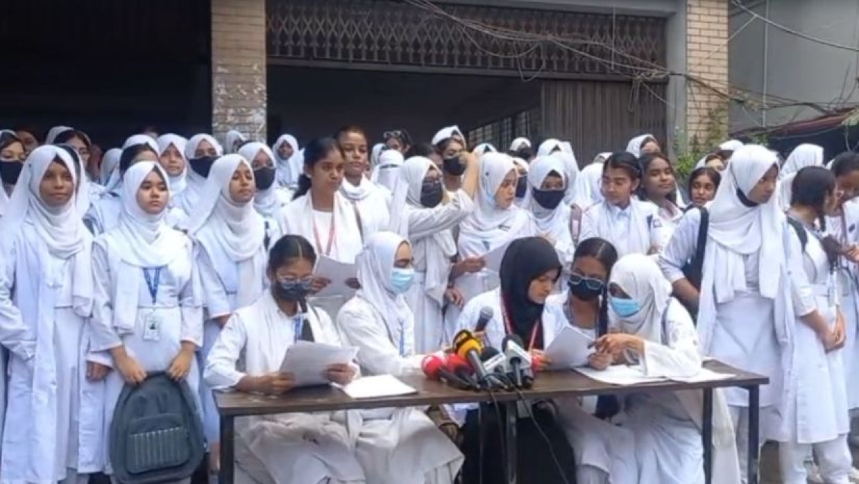 বদরুন্নেসা কলেজের উচ্চমাধ্যমিকের শিক্ষার্থীদের সংবাদ সম্মেলন